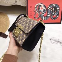 gucci_padlock_small_gg_bees_shoulder_bag_in_gg_supreme_canvas