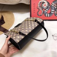 gucci_padlock_small_gg_supreme_canvas_shoulder_bag_with_printed_bees_2_