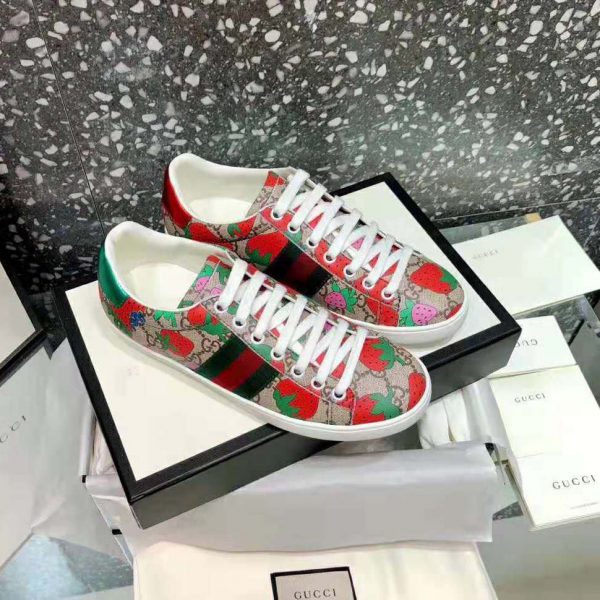 Women's ace gg store gucci strawberry sneaker