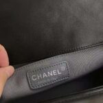 Chanel Boy Chanel Handbag in Calfskin & Ruthenium-Finish Metal-Black – Bild 12