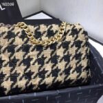 Chanel Women 19 Maxi Flap Bag-Black and Sandy - Imagen 4