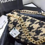 Chanel Women 19 Maxi Flap Bag-Black and Sandy - Imagen 5