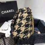 Chanel Women 19 Maxi Flap Bag-Black and Sandy - Imagen 7