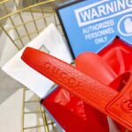 Gucci Women Rubber GG Slide Sandal-Red – Bild 10