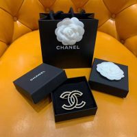 Chanel Women Brooch in Metal & Diamantés-Gold (1)