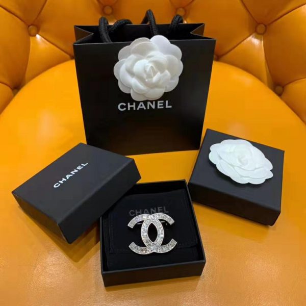 Chanel Women Brooch in Metal & Diamantés-White (2)