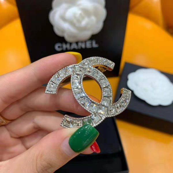 Chanel Women Brooch in Metal & Diamantés-White (4)