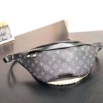 Louis Vuitton LV Men Discovery Bumbag in Monogram Eclipse Canvas-Grey - immagine 2