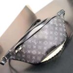 Louis Vuitton LV Men Discovery Bumbag in Monogram Eclipse Canvas-Grey - immagine 3