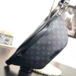 Louis Vuitton LV Men Discovery Bumbag in Monogram Eclipse Canvas-Grey - immagine 4