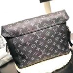 Louis Vuitton LV Men Messenger PM Voyager in Monogram Eclipse Canvas-Grey - Bild 4