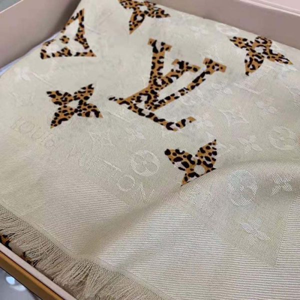 Louis Vuitton LV Women Monogram Giant Jungle Logomania Scarf with Luxuriously Soft Wool-Sandy (6)