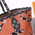 Louis Vuitton LV Women Neverfull MM Tote Bag in Monogram Canvas-White - immagine 5