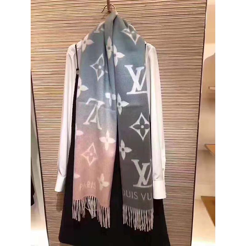Louis Vuitton® Reykjavik Gradient Scarf  Fashion, Womens scarves, Casual  outfits