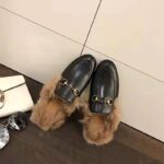 Gucci Men Princetown Leather Slipper with Lamb Wool-Black - Imagen 3