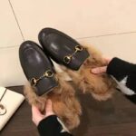 Gucci Men Princetown Leather Slipper with Lamb Wool-Black - Imagen 5