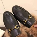 Gucci Men Princetown Leather Slipper with Lamb Wool-Black - Imagen 4