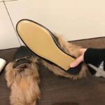 Gucci Men Princetown Leather Slipper with Lamb Wool-Black - Imagen 9