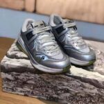 Gucci Unisex Ultrapace Sneaker with Embroidered Gucci and Interlocking G in Metallic Leather-Silver – Bild 4