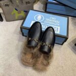 Gucci Women Princetown Leather Slipper with Lamb Wool-Black - Imagen 6