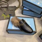 Gucci Women Princetown Leather Slipper with Lamb Wool-Black - Imagen 2