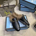 Gucci Women Princetown Leather Slipper with Lamb Wool-Black - Imagen 3