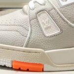 Louis Vuitton LV Unisex LV Trainer Sneaker in Grained Calf Leather-White – Bild 9