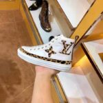 Louis Vuitton LV Unisex Stellar Sneaker Boot in Soft White Calfskin Leather with Giant LV Monogram Flowers - Imagen 8