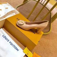 Louis Vuitton LV Women Madeleine Pump in Smooth Calf Leather with Versize LV Circle Signature-Sandy (1)