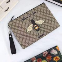 Gucci GG Men Gucci Bestiary Pouch with Bee in BeigeEbony Soft GG Supreme with Bee (1)