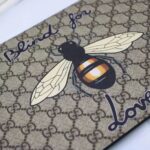 Gucci GG Men Gucci Bestiary Pouch with Bee in Beige/Ebony Soft GG Supreme with Bee – Bild 7