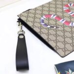 Gucci GG Men Gucci Bestiary Pouch with Kingsnake in Beige/Ebony GG Supreme Canvas - immagine 9