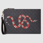 Bolso Gucci GG Bestiary para hombre con diseño de serpiente real en lona GG Supreme negra y gris.