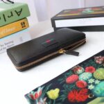 Gucci GG Unisex Leather Zip Around Wallet with Web in Black Leather – Image 4