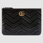 Pochette en cuir Gucci GG Marmont pour femme en cuir noir matelassé à chevrons avec cœur