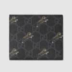Cartera Gucci GG para hombre con estampado de tigre en lona GG Supreme negra y gris.