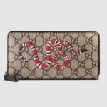 Cartera con cremallera GG Supreme con estampado de serpiente Kingsnake de Gucci para hombre en beige y ébano.