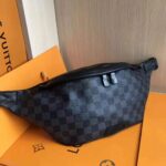 Louis Vuitton LV Men Discovery Bumbag in Damier Graphite Canvas-Grey – Bild 2