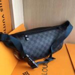 Louis Vuitton LV Men Discovery Bumbag in Damier Graphite Canvas-Grey – Bild 3