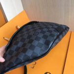 Louis Vuitton LV Men Discovery Bumbag in Damier Graphite Canvas-Grey – Bild 5