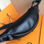 Louis Vuitton LV Men Discovery Bumbag in Damier Graphite Canvas-Grey – Bild 4