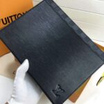 Louis Vuitton LV Unisex Pochette Voyage MM Bag in Epi Leather - Imagen 4