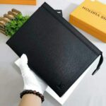 Louis Vuitton LV Unisex Pochette Voyage MM Bag Taiga Leather - immagine 6