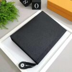 Louis Vuitton LV Unisex Pochette Voyage MM Bag Taiga Leather - immagine 3