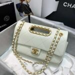 Chanel Women Small Flap Bag in Lambskin Leather-White - Imagen 3