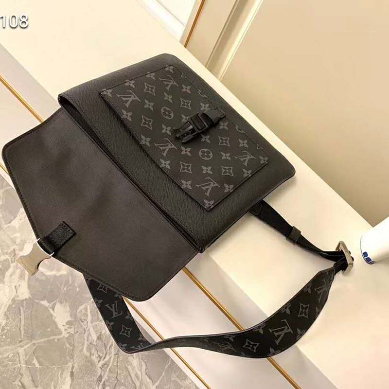 Louis Vuitton Outdoor Flap Messenger M Noir