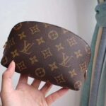 Louis Vuitton LV Women Cosmetic Pouch in Monogram Canvas-Brown - Imagen 8