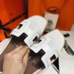 Hermes Women Oran Sandal Calfskin Stitched Detail Iconic "H"-White – Bild 6