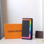 Louis Vuitton LV Unisex Brazza Wallet Black Taiga Leather - immagine 2