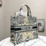 Dior Women Book Tote Blue Multicolor Dior Around the World Embroidery - immagine 3